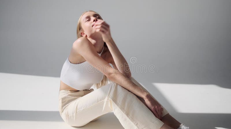 Modelka kobieca przedstawiająca na białym tle