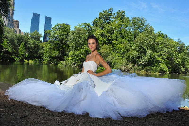 Modelkalyn hemphill stelt door het meer in Central Park royalty-vrije stock foto Modelkalyn hemphill stelt door het meer in Central Park royalty-vrije stock foto