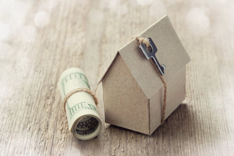 Modell av papphuset med tangent- och dollarräkningar Husbyggnad, lån, fastighet, kostnad av hus eller köpande en ny hem- concep royaltyfria bilder Modell av papphuset med tangent- och dollarräkningar Husbyggnad, lån, fastighet, kostnad av hus eller köpande en ny hem- concep royaltyfria bilder