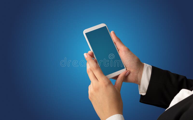 Modell f?r weibliche Hand unter Verwendung des Smartphone lizenzfreies stockbild Modell f?r weibliche Hand unter Verwendung des Smartphone lizenzfreies stockbild