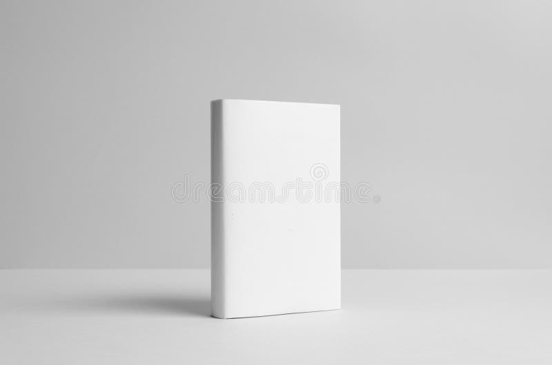 Modell för Hardcoverbok - skyddsomslag framdel bakgrund 3d framför texturväggen fotografering för bildbyråer Modell för Hardcoverbok - skyddsomslag framdel bakgrund 3d framför texturväggen fotografering för bildbyråer