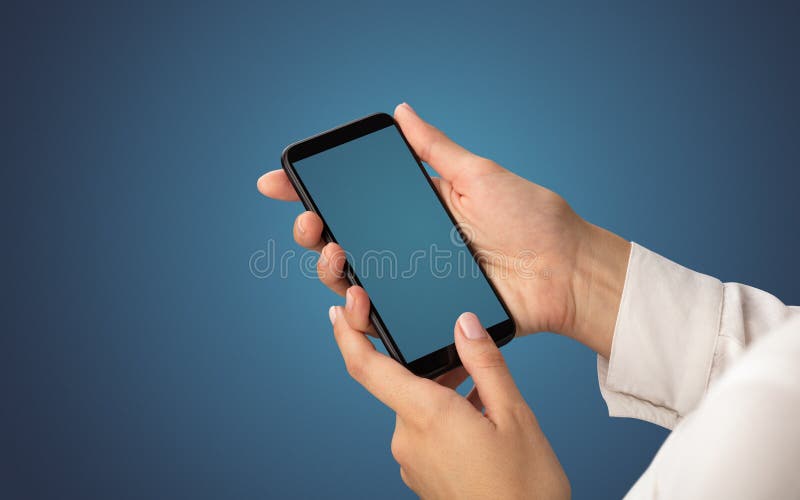 Modell für weibliche Hand unter Verwendung des Smartphone lizenzfreies stockfoto Modell für weibliche Hand unter Verwendung des Smartphone lizenzfreies stockfoto