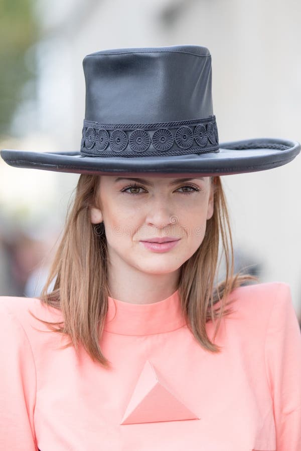 Modell med en laxfärgad skjorta och en svart topphatt royaltyfri fotografi Modell med en laxfärgad skjorta och en svart topphatt royaltyfri fotografi