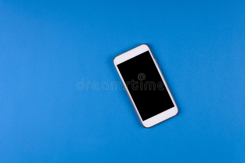 Modell Smartphone auf blauem Hintergrund Flache Lage Kopieren Sie Platz Beschneidungspfad eingeschlossen