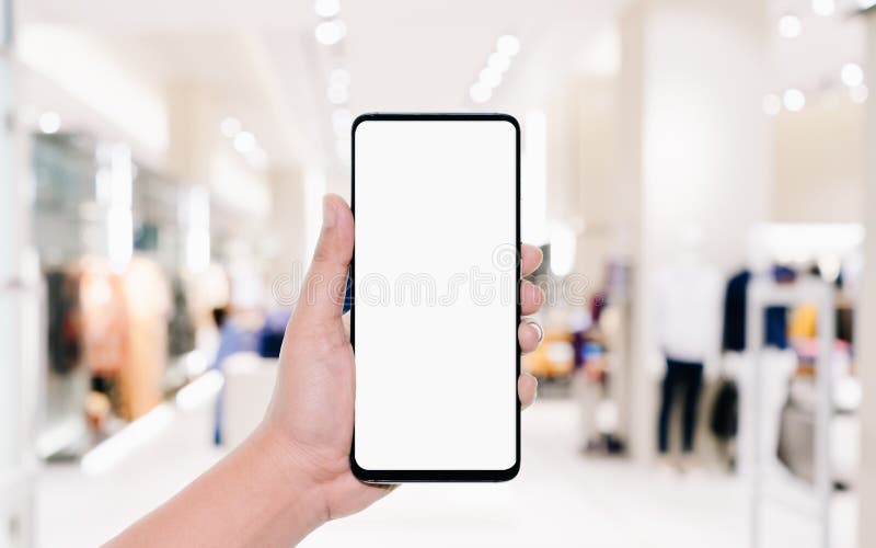 Modellbild av manhanden som rymmer den smarta telefonen med den tomma vita skärmen för din annonsering på suddig abstrakt bakgrun arkivbild Modellbild av manhanden som rymmer den smarta telefonen med den tomma vita skärmen för din annonsering på suddig abstrakt bakgrun arkivbild