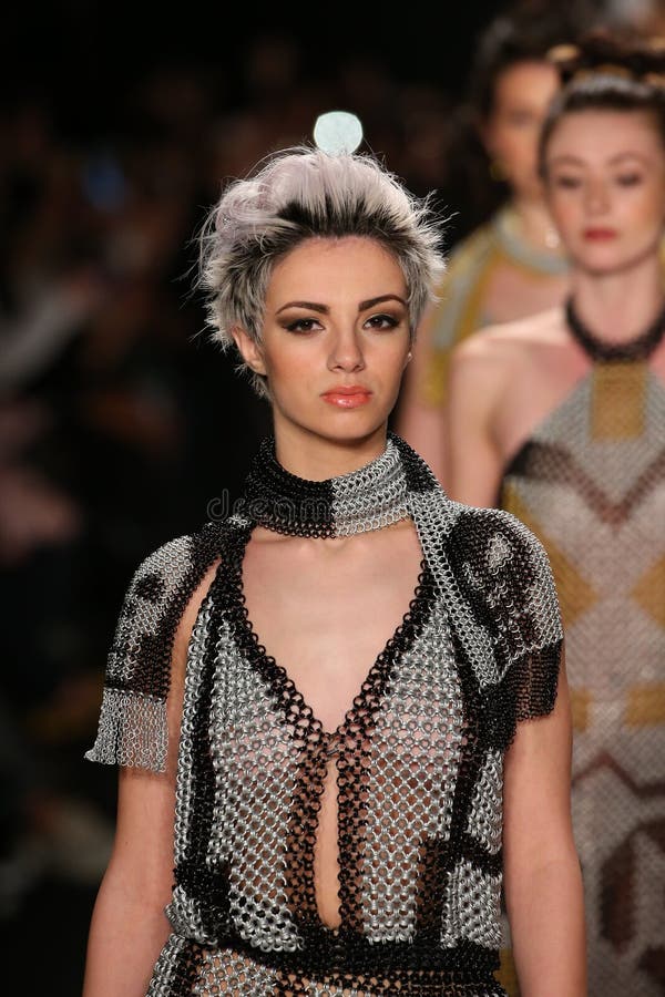 Modeller går landningsbanan i en Li Jon Sculptured Couture design på den Art Hearts Fashion showen under MBFW-nedgången 2015 fotografering för bildbyråer Modeller går landningsbanan i en Li Jon Sculptured Couture design på den Art Hearts Fashion showen under MBFW-nedgången 2015 fotografering för bildbyråer