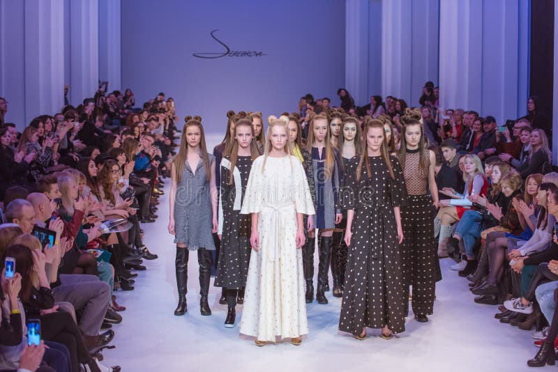 Modellers catwalk på landningsbanan under modeshow royaltyfri fotografi Modellers catwalk på landningsbanan under modeshow royaltyfri fotografi