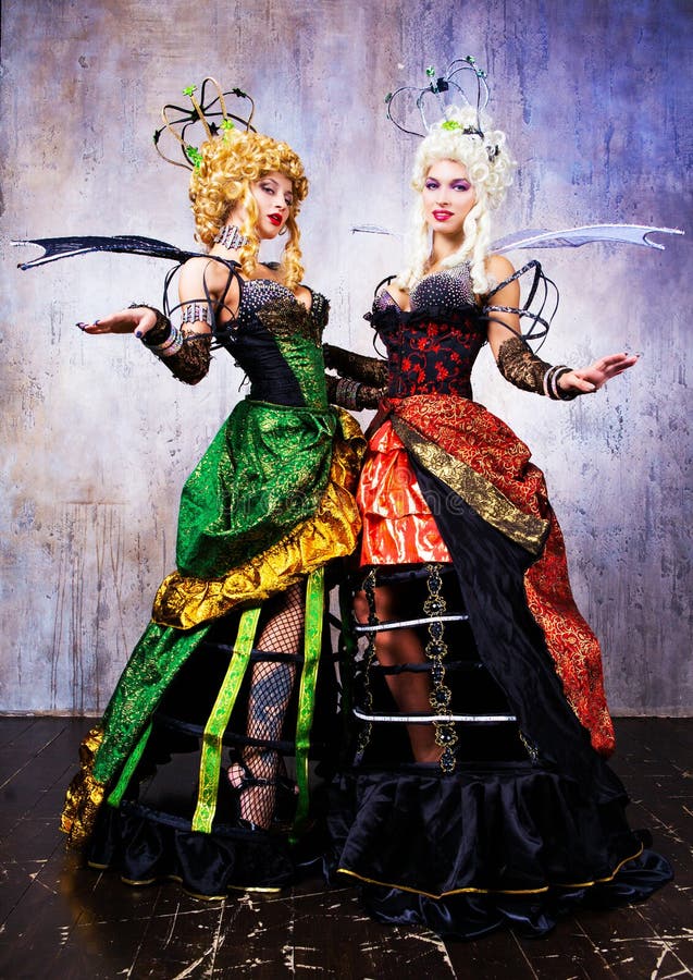Modelli che portano il costume di Halloween di una regina fotografia stock libera da diritti Modelli che portano il costume di Halloween di una regina fotografia stock libera da diritti