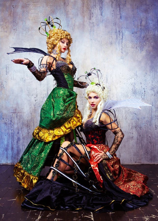 Modelli che portano il costume di Halloween di una regina fotografie stock libere da diritti Modelli che portano il costume di Halloween di una regina fotografie stock libere da diritti