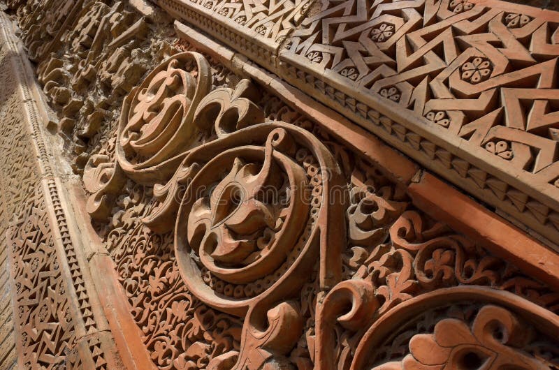 Modelli ornamentali musulmani geometrici e floreali tradizionali sulla tomba medievale del ` s di Karakhanid in Uzgen, regione di fotografie stock Modelli ornamentali musulmani geometrici e floreali tradizionali sulla tomba medievale del ` s di Karakhanid in Uzgen, regione di fotografie stock