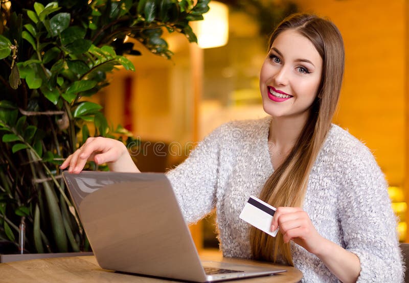 Modellieren Sie mit dem blonden langen Haar und hellem rosa Lippenstift in der weißen Strickjacke, die auf einem Stuhl in einem C lizenzfreie stockbilder Modellieren Sie mit dem blonden langen Haar und hellem rosa Lippenstift in der weißen Strickjacke, die auf einem Stuhl in einem C lizenzfreie stockbilder