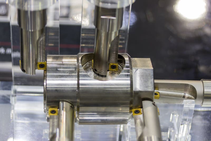 Modellklipphjälpmedel och arbetsstycke för cnc-drejbänkmaskin eller malningmaskin royaltyfri fotografi Modellklipphjälpmedel och arbetsstycke för cnc-drejbänkmaskin eller malningmaskin royaltyfri fotografi