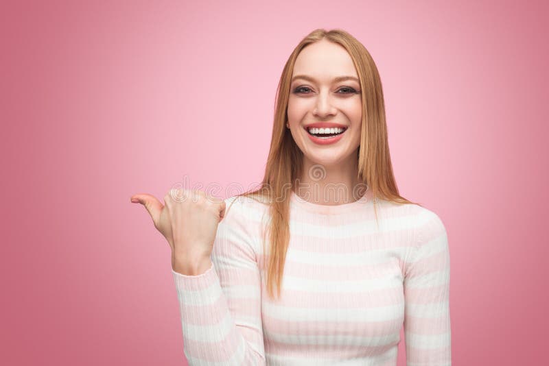 Modello alla moda sorridente che indica via con il dito immagini stock libere da diritti Modello alla moda sorridente che indica via con il dito immagini stock libere da diritti