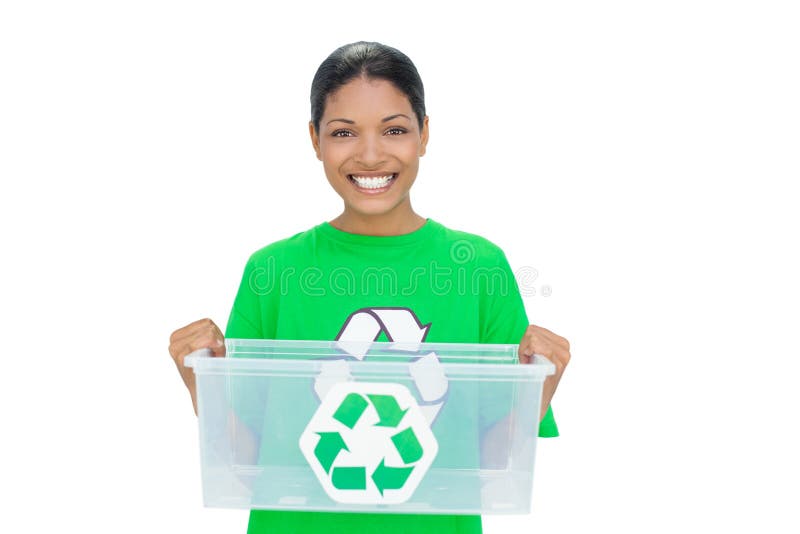 Modello allegro che dura riciclando maglietta che tiene la scatola di plastica immagini stock Modello allegro che dura riciclando maglietta che tiene la scatola di plastica immagini stock