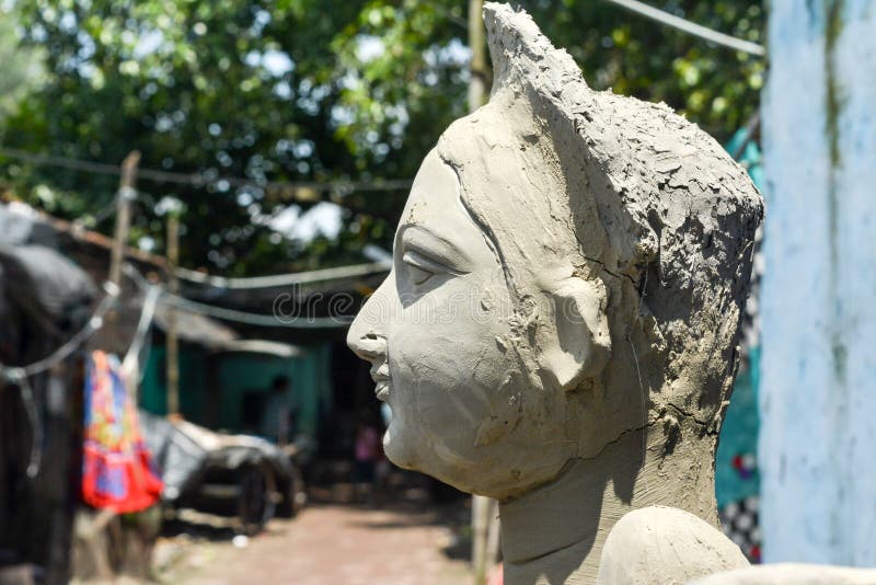 Modello alto vicino di arte del fronte di pratima di Maa Durga La scultura di Durga della dea ha fatto di argilla durante la Durg immagini stock Modello alto vicino di arte del fronte di pratima di Maa Durga La scultura di Durga della dea ha fatto di argilla durante la Durg immagini stock