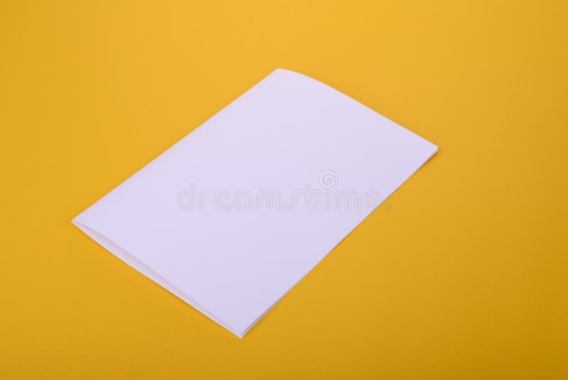 Modello bifold dell'opuscolo del Libro Bianco su fondo giallo