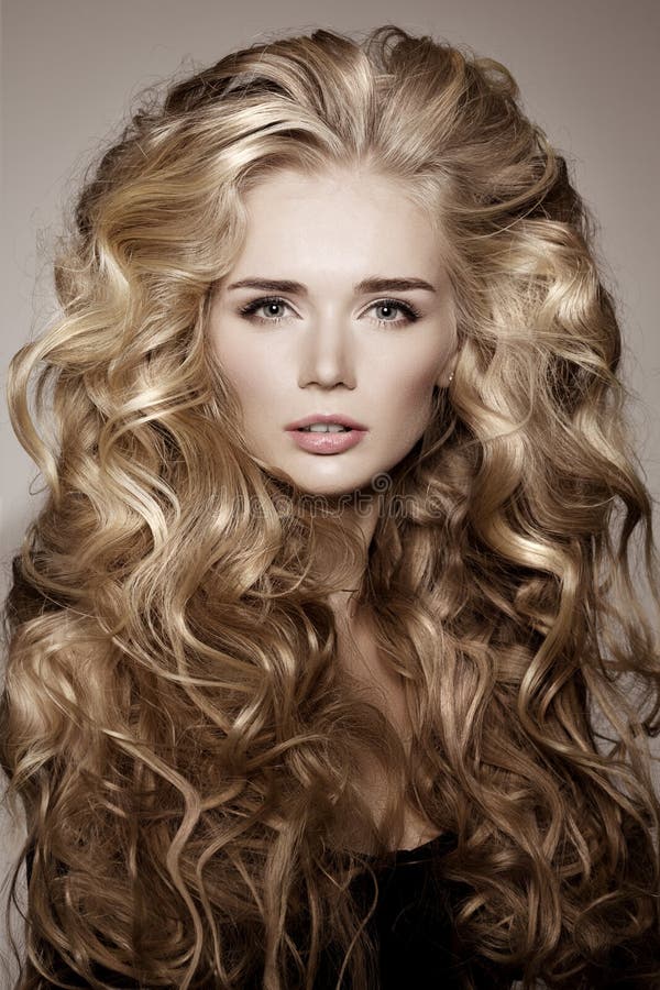 Modello con capelli lunghi biondi Acconciatura dei riccioli delle onde Salone di capelli immagini stock Modello con capelli lunghi biondi Acconciatura dei riccioli delle onde Salone di capelli immagini stock