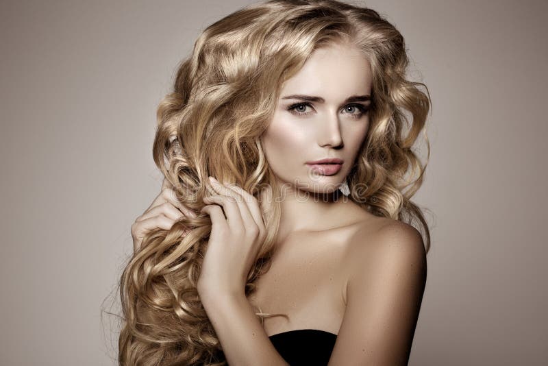 Modello con capelli lunghi biondi Acconciatura dei riccioli delle onde Salone di capelli fotografie stock Modello con capelli lunghi biondi Acconciatura dei riccioli delle onde Salone di capelli fotografie stock