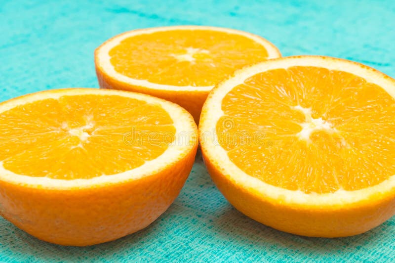 Modello degli agrumi del limone e dell'arancia su fondo blu-chiaro fotografia stock libera da diritti Modello degli agrumi del limone e dell'arancia su fondo blu-chiaro fotografia stock libera da diritti