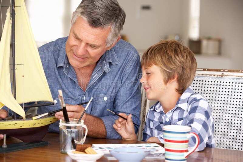 Modello della pittura dell'uomo maggiore con il nipote fotografie stock Modello della pittura dell'uomo maggiore con il nipote fotografie stock