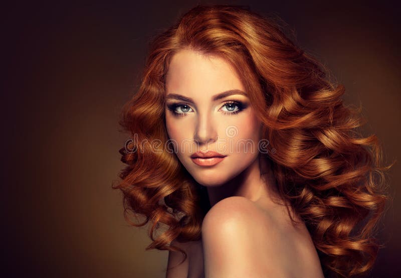 Modello della ragazza con capelli rossi ricci lunghi