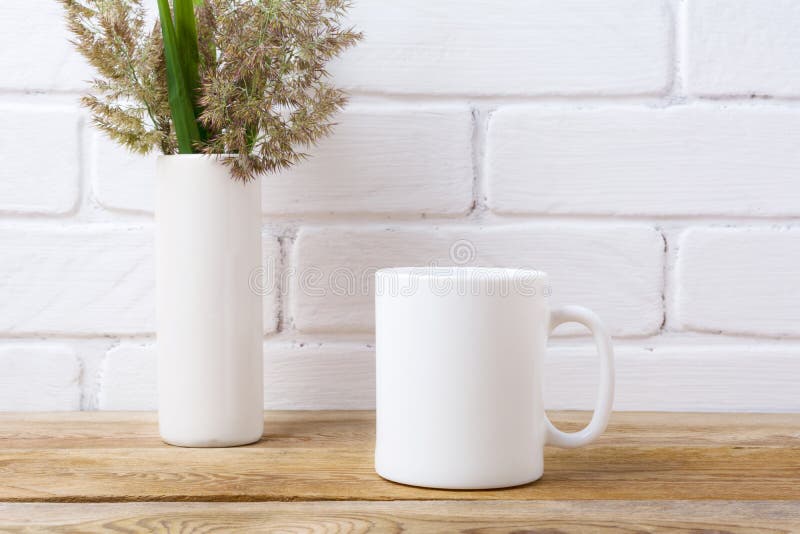 Modello della tazza di caffè macchiato con erba e le foglie verdi in cilindro fotografia stock libera da diritti Modello della tazza di caffè macchiato con erba e le foglie verdi in cilindro fotografia stock libera da diritti