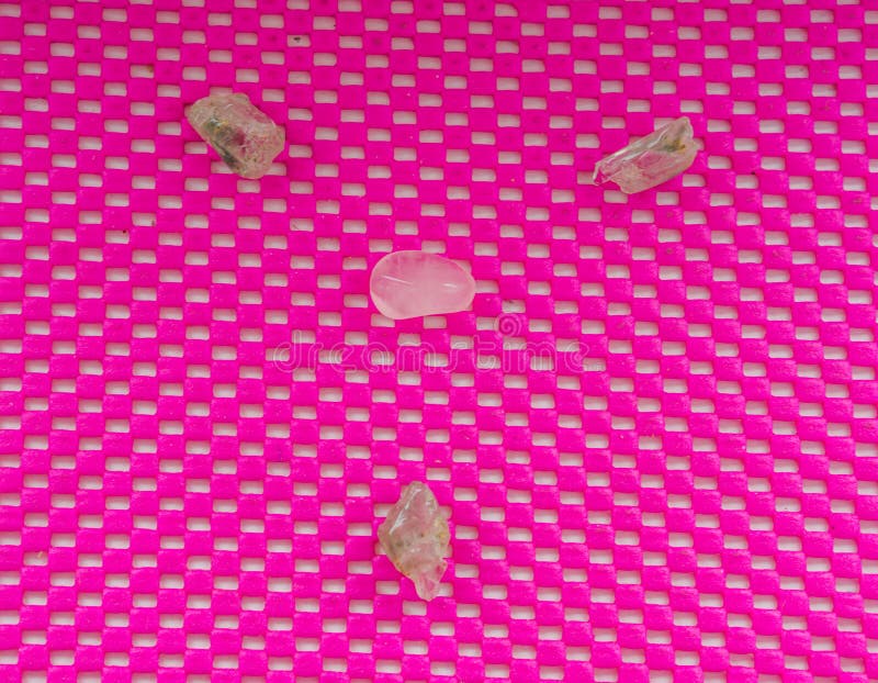 Modello delle pietre spirituali, della selenite e del quarzo rosa, fondo rosa del modello fotografie stock Modello delle pietre spirituali, della selenite e del quarzo rosa, fondo rosa del modello fotografie stock