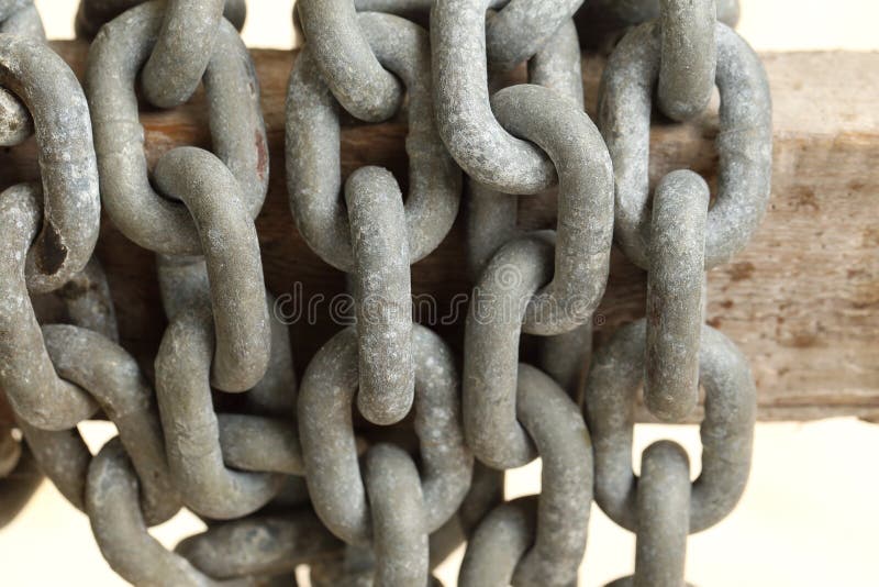 Modello di caduta a catena arrugginita spessa sulla ferrovia di legno fotografia stock Modello di caduta a catena arrugginita spessa sulla ferrovia di legno fotografia stock