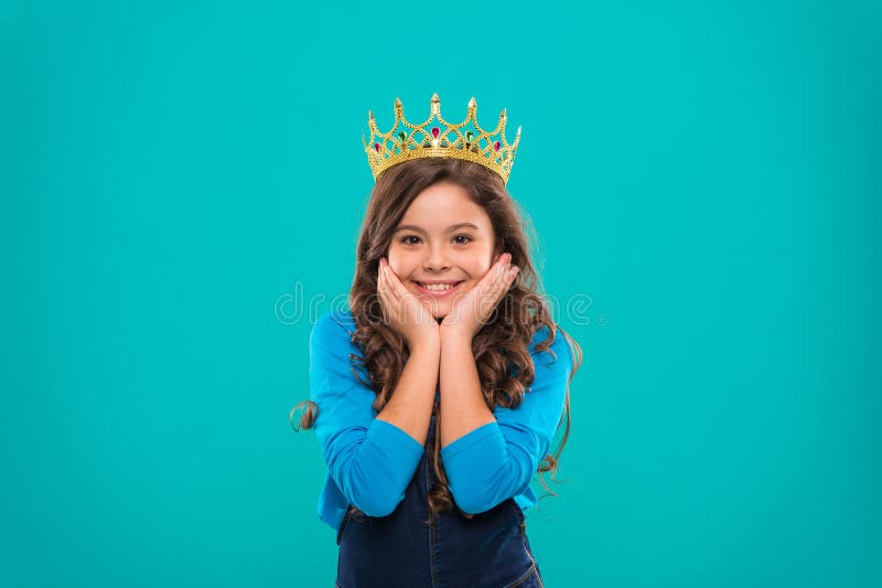 Modello di concorso di bellezza Il bambino indossa il simbolo dorato della corona di principessa Concetto di infanzia Ogni ragazz fotografia stock libera da diritti Modello di concorso di bellezza Il bambino indossa il simbolo dorato della corona di principessa Concetto di infanzia Ogni ragazz fotografia stock libera da diritti