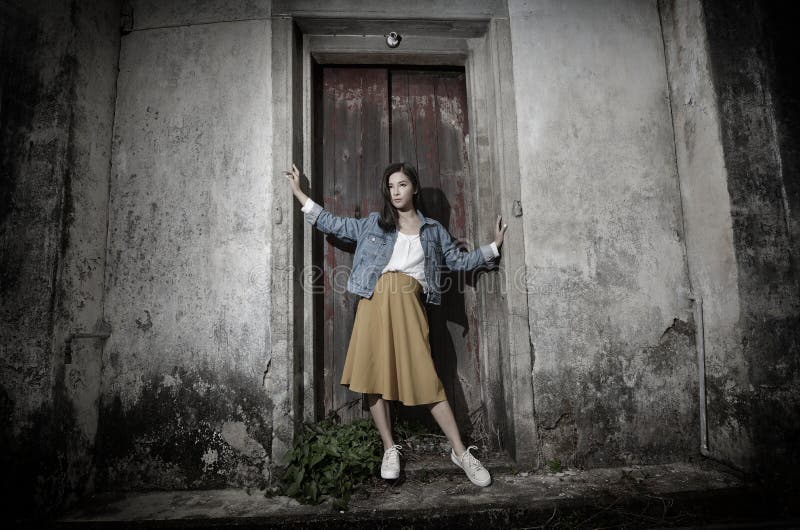 Modello di cura di pelle alla vecchia casa di pietra misera fotografia stock libera da diritti Modello di cura di pelle alla vecchia casa di pietra misera fotografia stock libera da diritti