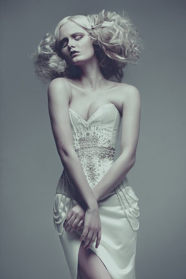 Modello di fascino di modo bello giovane Vestito bianco a da stile di Vogue immagine stock libera da diritti Modello di fascino di modo bello giovane Vestito bianco a da stile di Vogue immagine stock libera da diritti