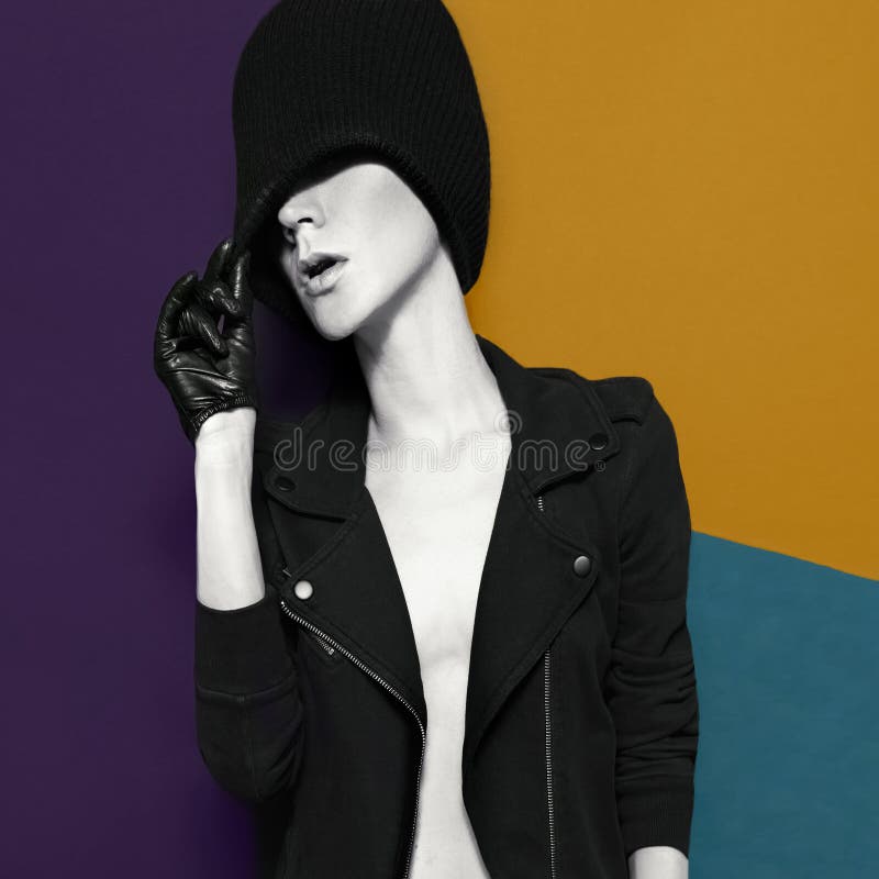Modello di fascino in guanti di cuoio alla moda e cappello sull'sedere variopinte fotografie stock Modello di fascino in guanti di cuoio alla moda e cappello sull'sedere variopinte fotografie stock