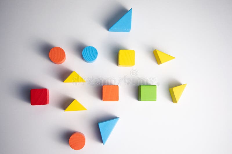 Modello di forme geometriche in legno colorate. Disegno geometrico di forme colorate in legno su fondo bianco