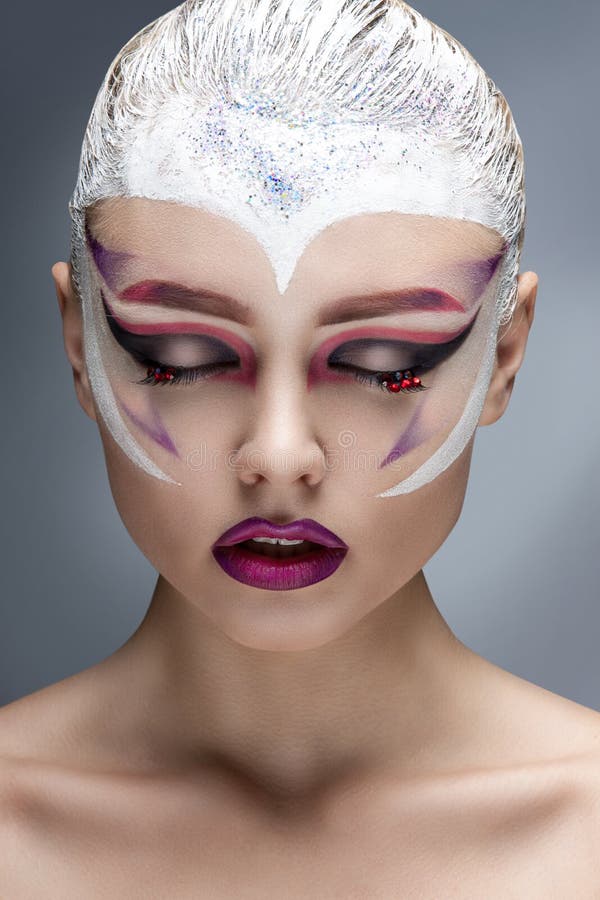 Modello di moda Girl Portrait con trucco luminoso immagini stock Modello di moda Girl Portrait con trucco luminoso immagini stock
