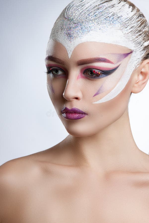 Modello di moda Girl Portrait con trucco luminoso Acconciatura creativa fotografia stock libera da diritti Modello di moda Girl Portrait con trucco luminoso Acconciatura creativa fotografia stock libera da diritti