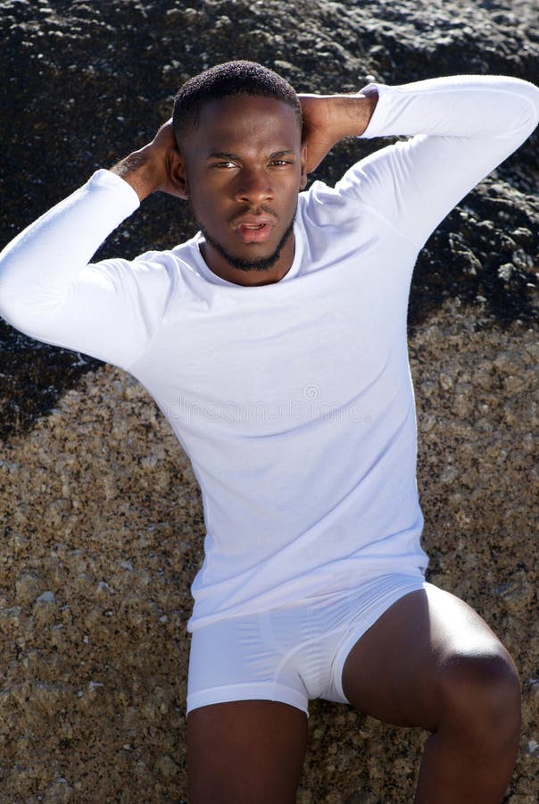 Modello di moda maschio afroamericano che posa in biancheria intima bianca fotografia stock libera da diritti Modello di moda maschio afroamericano che posa in biancheria intima bianca fotografia stock libera da diritti