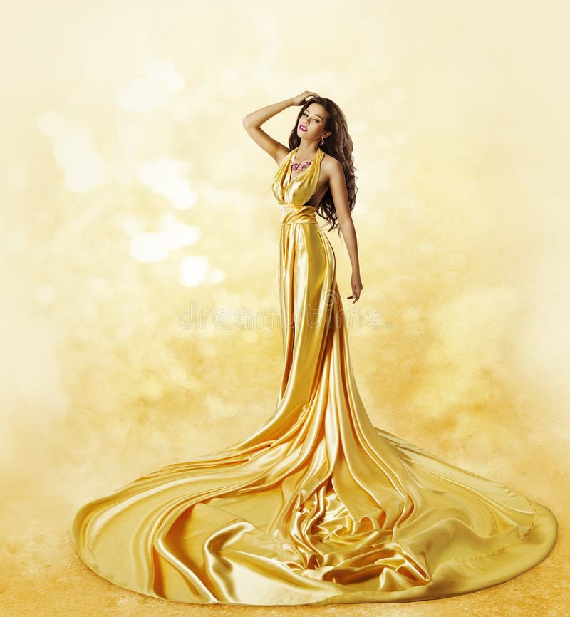 Modello di moda Yellow Dress, donna che posa l'abito torto di bellezza