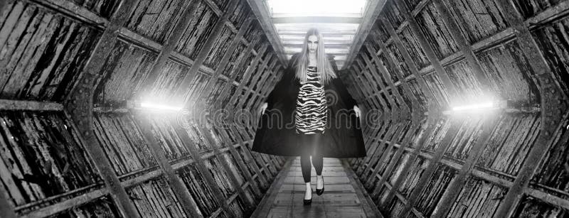 Modello di modo che fa la passerella fotografia stock libera da diritti Modello di modo che fa la passerella fotografia stock libera da diritti