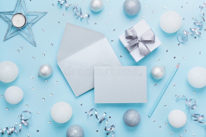 Modello di natale di modo per accogliere Busta, carta di carta, contenitore di regalo e decorazione sulla vista blu del piano d'a fotografia stock Modello di natale di modo per accogliere Busta, carta di carta, contenitore di regalo e decorazione sulla vista blu del piano d'a fotografia stock