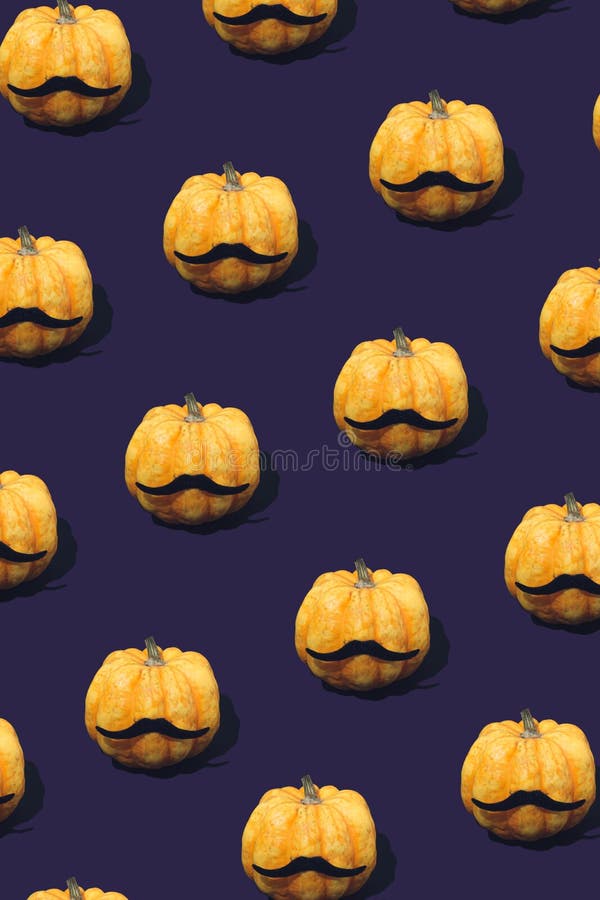 Modello di zucca con baffi su fondo viola. concetto di fondo di zucca di halloween