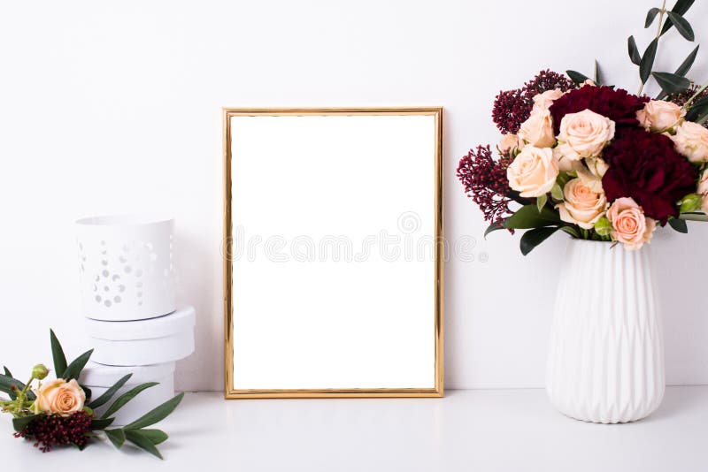 Modello dorato della struttura sulla parete bianca fotografia stock libera da diritti Modello dorato della struttura sulla parete bianca fotografia stock libera da diritti