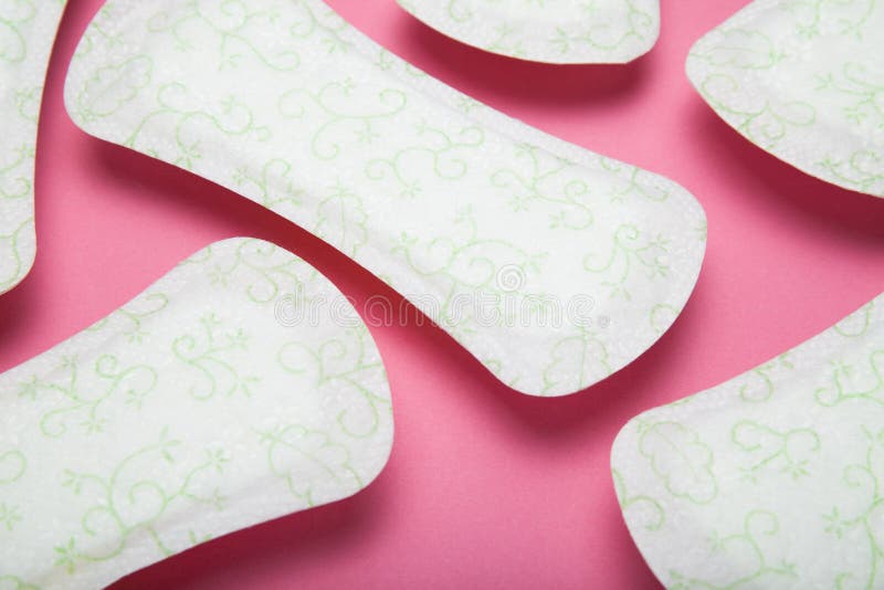 Modello fatto dei cuscinetti sanitari su un fondo rosa fotografia stock Modello fatto dei cuscinetti sanitari su un fondo rosa fotografia stock