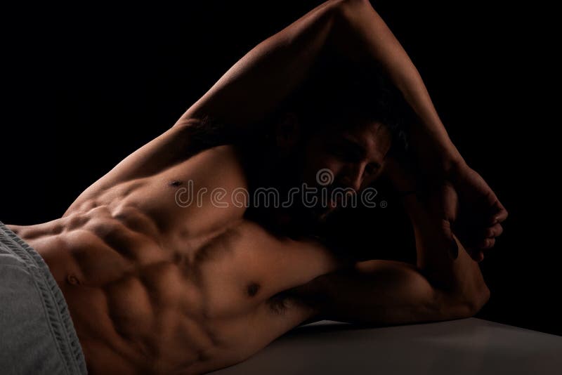 Modello maschio bello che si trova sul banco fotografie stock libere da diritti