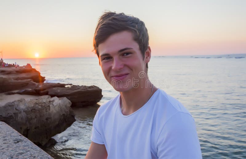 Modello maschio bello che sorride dopo il tramonto immagine stock libera da diritti Modello maschio bello che sorride dopo il tramonto immagine stock libera da diritti