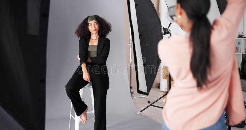 Modello o fotocamera per fotoscattare su set collaborazioni e istruzioni per le riprese. Donne fotografate fotografia stock