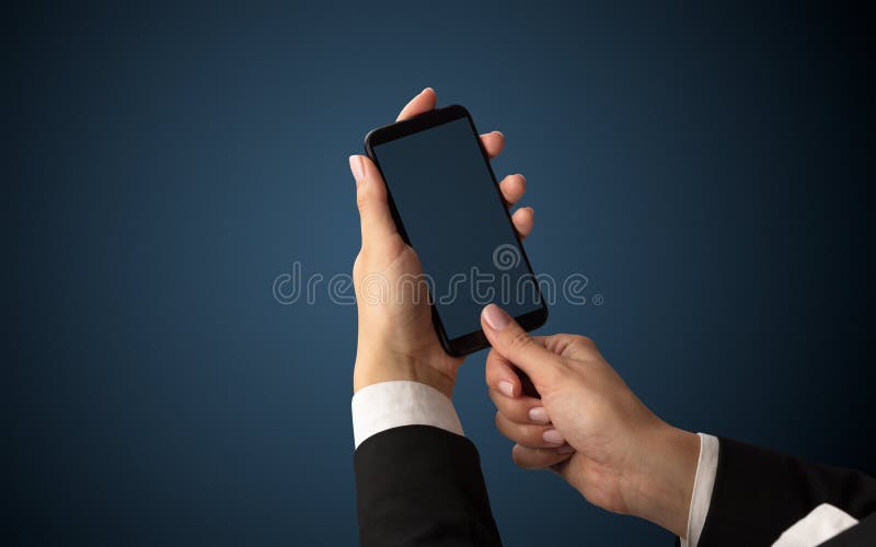 Modello per la mano femminile facendo uso dello smartphone fotografie stock Modello per la mano femminile facendo uso dello smartphone fotografie stock