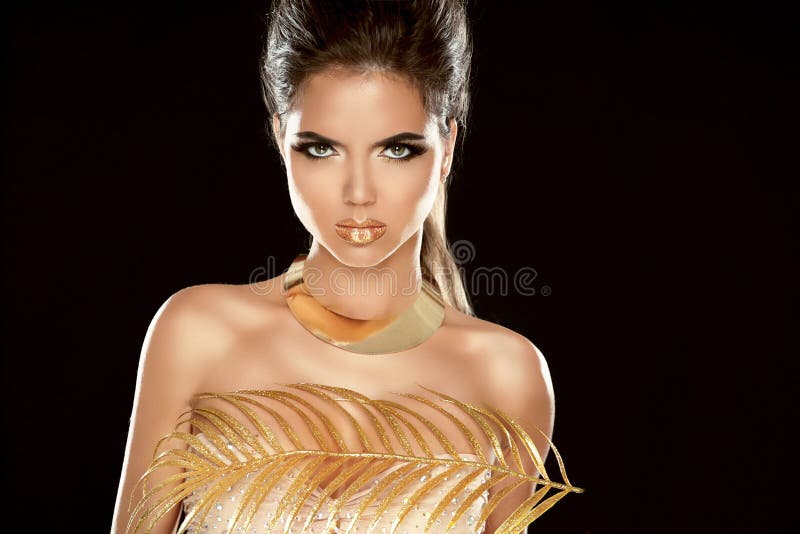 Modello Portrait della ragazza di modo di fascino con gioielli dorati di lusso. immagine stock libera da diritti Modello Portrait della ragazza di modo di fascino con gioielli dorati di lusso. immagine stock libera da diritti