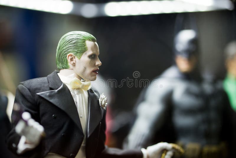 Modello raccoglibile del carattere del burlone e modello vago di Batman sui precedenti fotografia stock Modello raccoglibile del carattere del burlone e modello vago di Batman sui precedenti fotografia stock