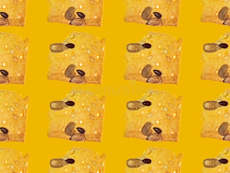 Modello senza cuciture dai pezzi di biscotti su giallo luminoso di colore fotografia stock