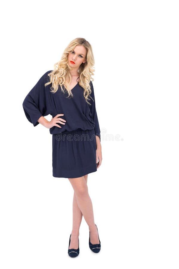 Modello splendido serio che indossa posa del vestito elegante immagine stock libera da diritti Modello splendido serio che indossa posa del vestito elegante immagine stock libera da diritti